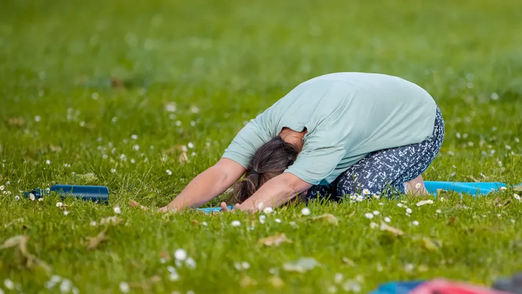 Frau macht Sport auf der Wiese